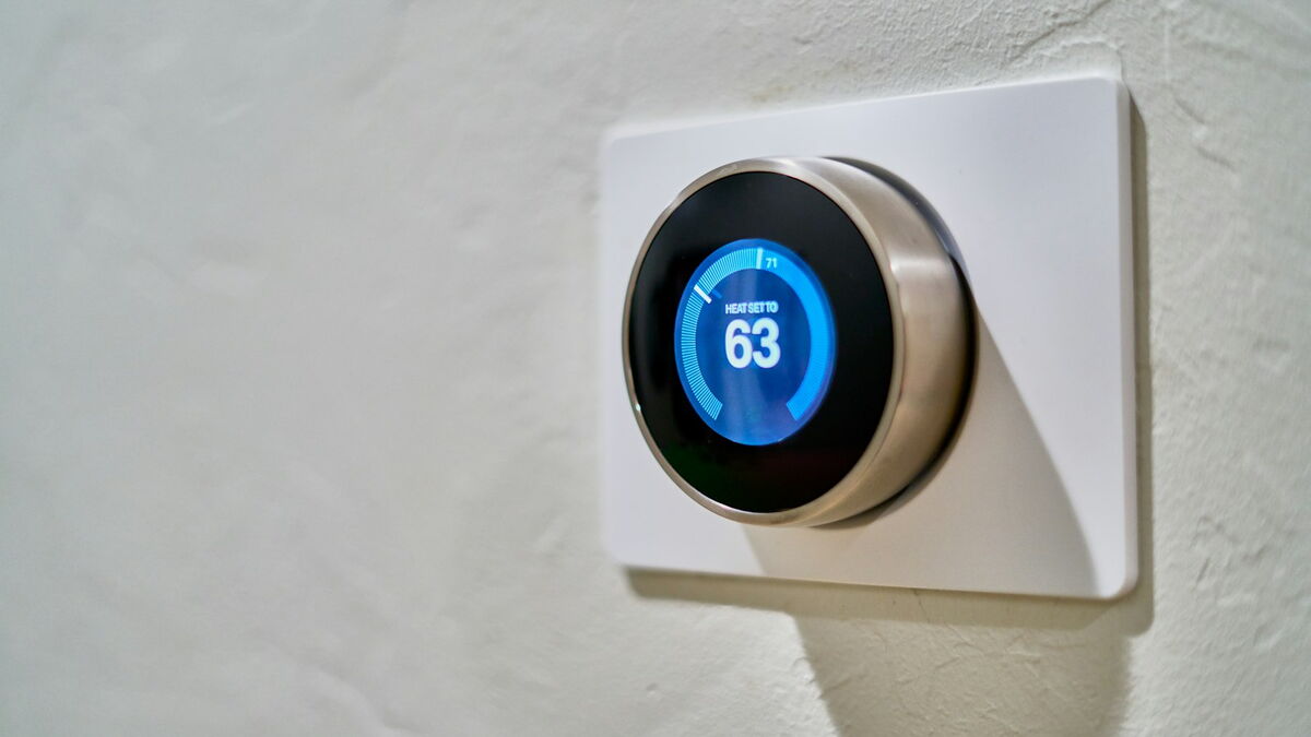 Smartes Thermostat an der Wand