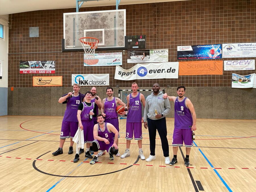 Spielszene beim Basketball in der Halle