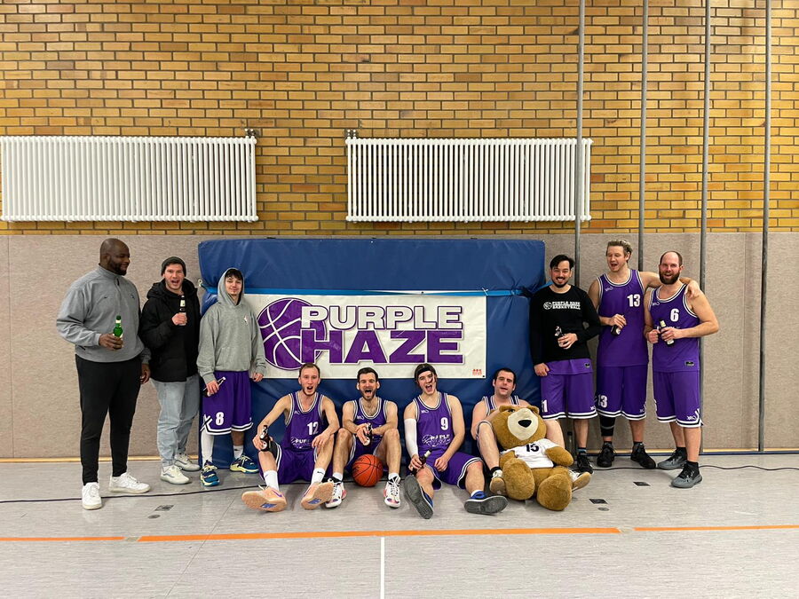 Basketball-Mannschaft mit Banner „Purple Haze“ in der Halle