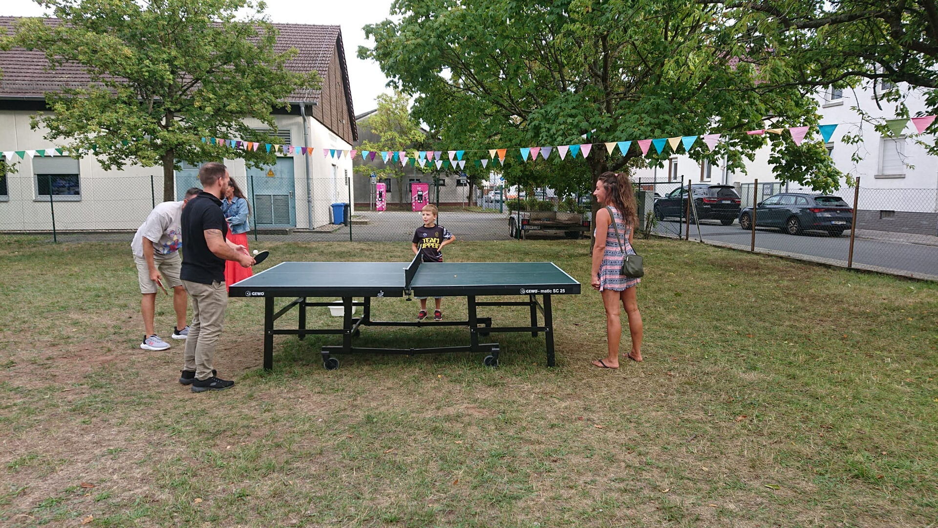 Tischtennis an der Platte auf der Wiese beim Sommerfest
