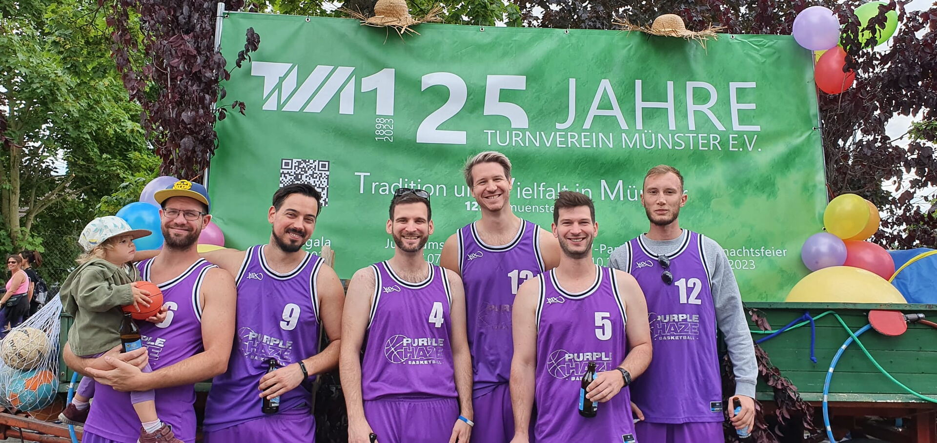 Basketball-Team des TV Münster vor der Wand „125 Jahre TVM“