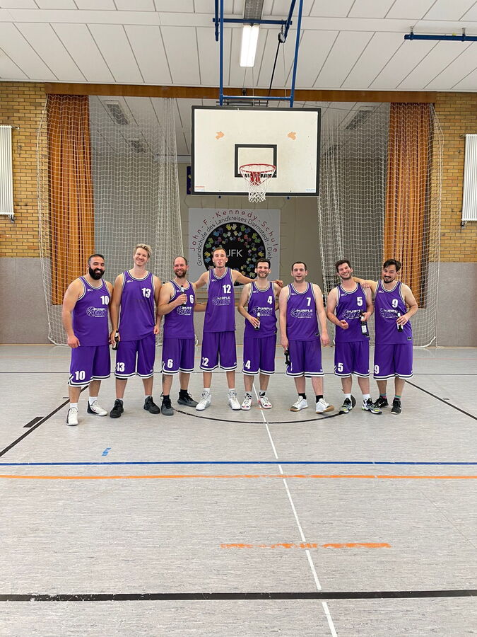Mannschaft in lila Trikots auf dem Spielfeld