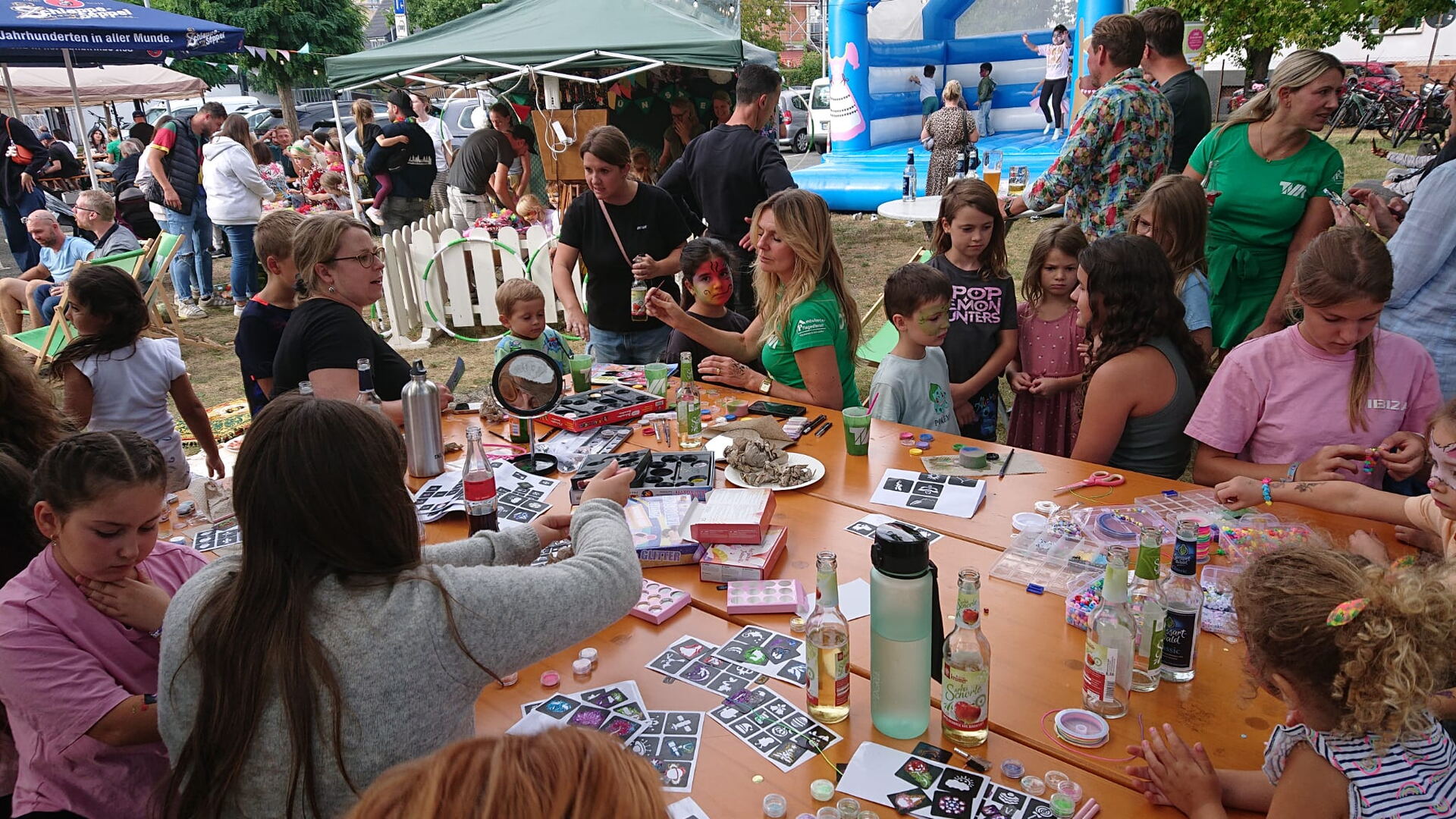 Kinder beim Basteln und Schminken auf dem Sommerfest